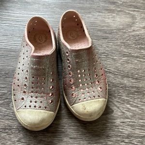 Native kids sparkly pink shoes